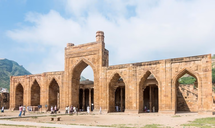 Explore the Historical Adhai Din Ka Jhopada in Ajmer