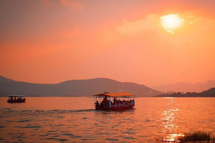 Udaipur Guided Walking Tour with Boat Ride